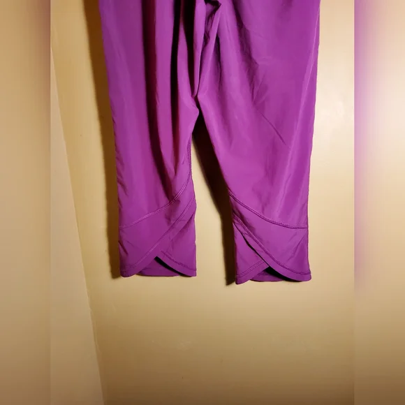 Lululemon Tranquil Crop Regal Plum High-Rise Capri Leggings - Picture 4 of 5